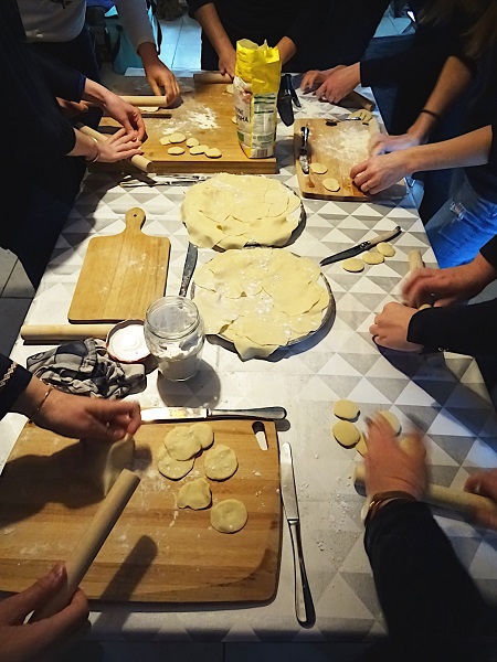 façonnage de la pâte des gyozas lors d'un atelier de cuisine à domicile