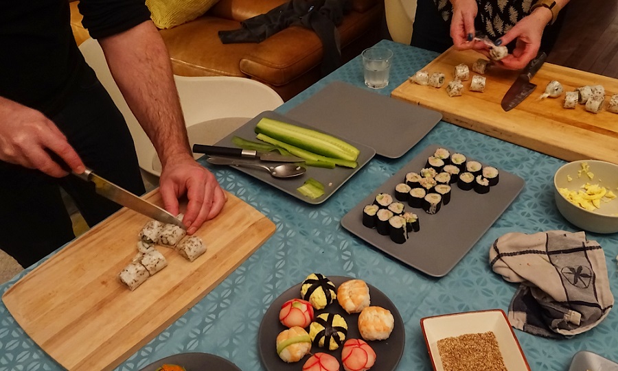 découpe des makis lors d'un atelier de cuisine