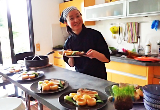 Yumiko Nakamura lors d'une prestation de chef à domicile